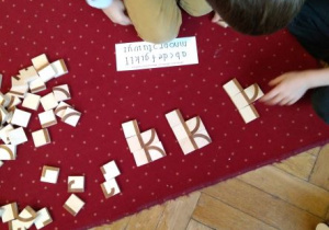 Dzieci układają z klocków litery k